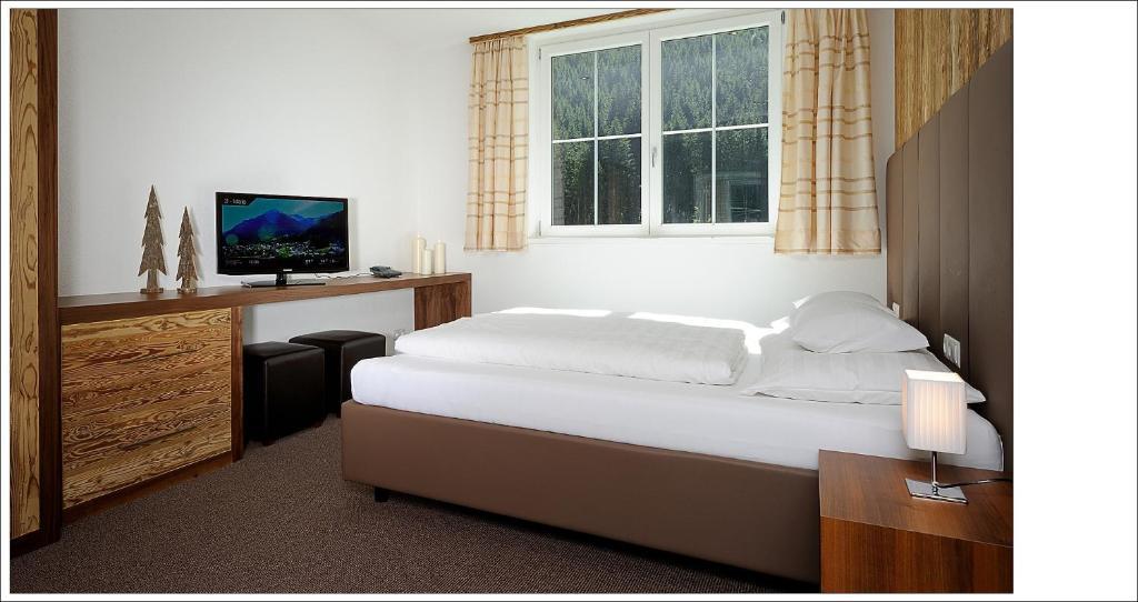 Deluxe One-Bedroom Apartment